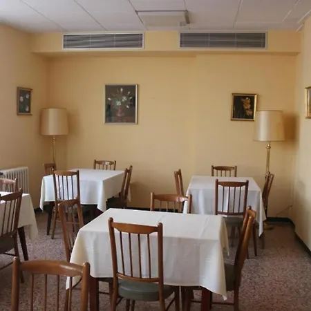 Montserrat * Λορέτ Ντε Μαρ